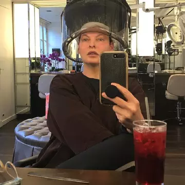 Linda Evangelista încă își mai face intervenții estetice, după ce a fost "brutal desfigurată" de un tratament în 2021