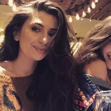 Nicole Cherry și sora ei seamănă ca două picături de apă! Cu ce se ocupă Carla în Marea Britanie