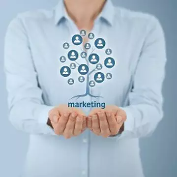 Cum să economisești timp și bani cu Publyo™ PRO și Publyo™ Marketplace ca specialist în marketing?