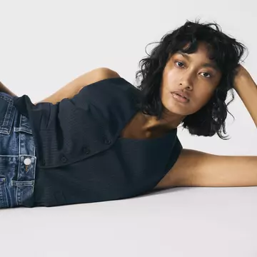 Descoperă colecția Denim That Gets You de la Marks & Spencer, care îți pune silueta în valoare și te protejează de ploaie