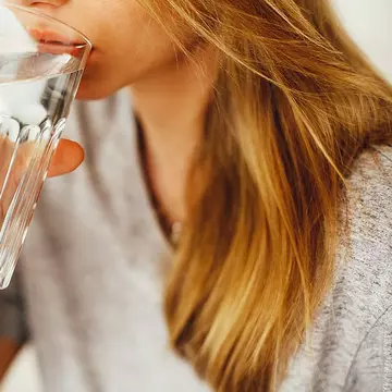Oamenii care comandă apă plată la 19L acasă sunt mai sănătoși și fericiți!