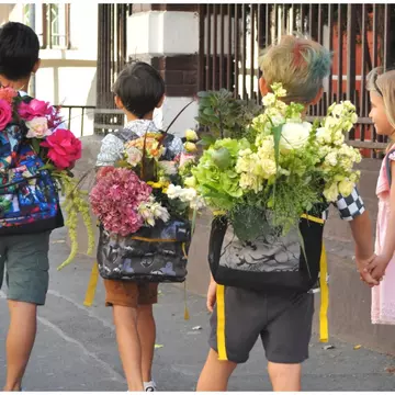 Nicu Bocancea lansează colecția de buchete de flori „Back to school” cu accesorii de birotică, litere multicolore și creioane colorate