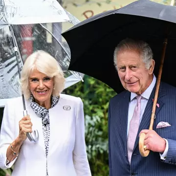 Charles se dă în vânt după o singură băutură. O consumă și când ajunge în România, într-un pahar specific