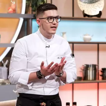 Cine este Alex Mihoc, cuțitul de aur al lui Cătălin Scărlătescu, de la Chefi la cuțite. Are 18 ani și a gătit pentru Mbappé, Messi și Benzema / Video