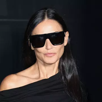 Demi Moore, incident vestimentar la Săptămâna Modei de la Paris. Cum a fost fotografiată actrița