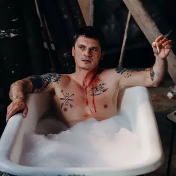 Emilian Oprea a filmat nud în serialul „Groapa”, de la PRO TV: ”Greul revine echipei” / Exclusiv