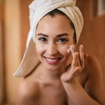 Cum să ai o rutină de îngrijire a tenului perfectă pentru seară