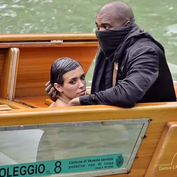 Kanye West și Bianca Censori, aspru criticați după apariția indecentă din Veneția. "Ar fi timpul să intervină poliția!"