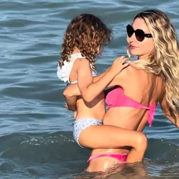 Misty, sexy la plajă, alături de Keo și de fiica lor. Imagini din vacanța de pe litoral / Exclusiv