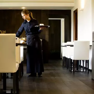 Ce a primit o ospătăriță din partea unei soții geloase în loc de bacșiș