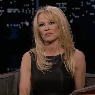 Pamela Anderson, nemachiată și complet schimbată la un eveniment monden. O mai recunoști?