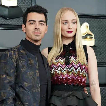 Sophie Turner îl dă în judecată pe Joe Jonas. Actrița spune că a aflat din presă de divorț