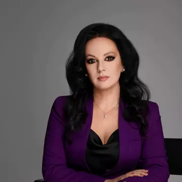 Povestea unei femei de succes: Alexandra Solea, o prezență remarcabilă în domeniul artelor spectacolului