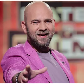 Cine este soția lui Cosmin Seleși și cum arată. Irina Seleși lucrează ca make-up artist și i-a dăruit prezentatorului doi copii