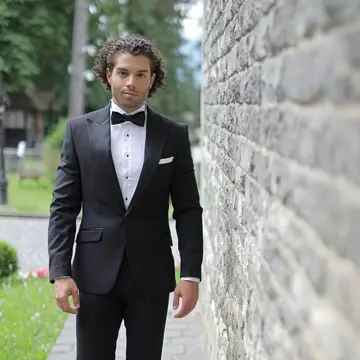 Clasic, elegant sau modern: ce tip de costum de ceremonie alegi pentru ziua nunții?