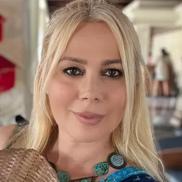 Cum arată mama Danei Săvuică. Ce spune vedeta despre relația cu părinții săi: "Voia să devin şi eu diplomat"