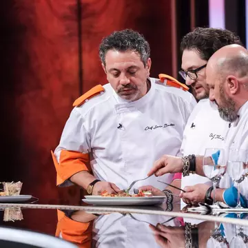 Cătălin Scărlătescu a pierdut primul concurent la Chefi la Cuțite. Cine a fost eliminat din show-ul culinar