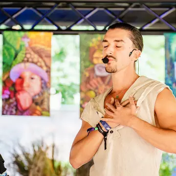 Emil Rengle, în ipostaze tandre cu noul iubit. „Viața în ultima vreme e uimitoare!” Cum s-au fotografiat cei doi