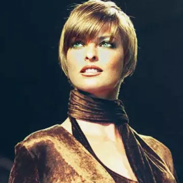 Tunsoarea Lindei Evangelista revine în tendințe. Ce coafură mai putem adopta în acest sezon