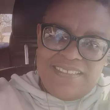 O femeie declarată moartă în urmă cu 15 ani încă încearcă să demonstreze că este vie: „Sunt blocată”