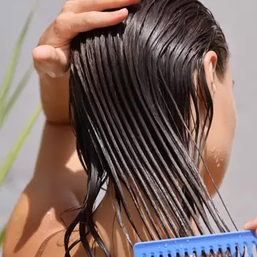 4 remedii pentru părul gras. Încearcă-le și scapă de problemă!