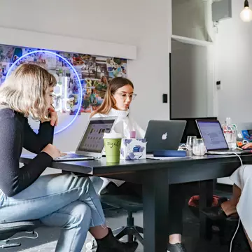 21.000 de joburi noi au fost scoase în piață de start-up-uri și companiile mici, cu cel mult 50 de angajați, în această toamnă. Jumătate dintre acești angajatori afișează salariul în anunțul de angajare pentru a atrage mai ușor candidați
