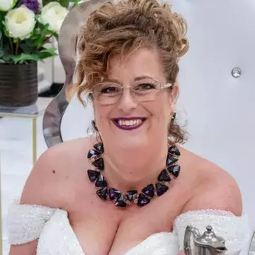 O femeie s-a măritat cu ea însăși. Sarah Wilkinson a cheltuit economiile de-o viață pentru nuntă