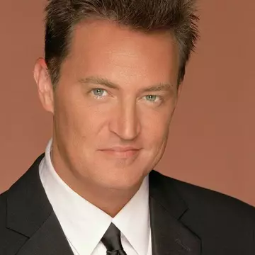 Tragica viață amoroasă a lui Matthew Perry, de la iubite celebre la o logodnă anulată