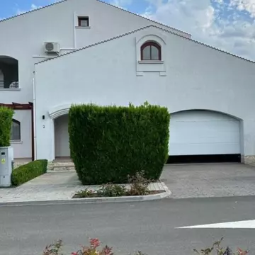 Cauți o investiție pe litoral? Viitorul proprietar al vilei din imagine poate câștiga și 13.900 euro/lună
