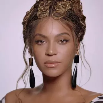 Beyonce a renunțat la buclele blonde. Imaginile cu noul look au stârnit controverse: „Am crezut că e Kim Kardashian”