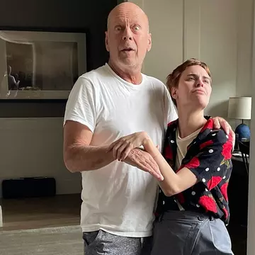 Tallulah, fiica lui Bruce Willis, spune că boala actorului este "foarte agresivă și foarte rară". "Mă zbat între prezent și trecut!"