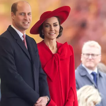 Ce picioare tonifiate are Kate Middleton! Roșul i-a dat curaj. A fost tandră și cu William