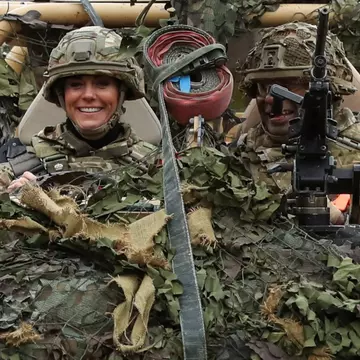 Kate Middleton a îmbrăcat echipamentul militar și a condus un vehicul blindat. Imagini inedite cu soția lui William