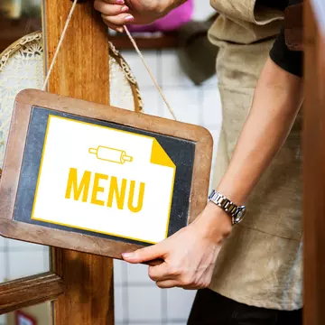 Care este diferenţa dintre meniul a la carte şi meniul zilei (table d'hote)