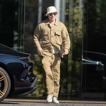 Brad Pitt și iubita lui mai tânără și-au aniversat zilele de naștere cu mare fast. Cum au fost surprinși de paparazzi