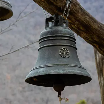 De ce bat clopotele la ora 12:00. Care este semnificația acestui obicei