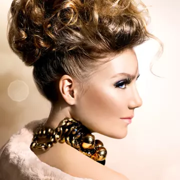 Coafuri ideale pentru petrecerea de Crăciun și de Revelion. Cocul Chignon rămâne în trend