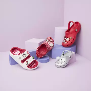 Personalizează fiecare cadou cu noua colecție Crocs de Crăciun