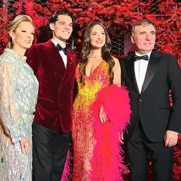 Mama și sora lui Ianis Hagi, elegante în ținute Valentino la nunta jucătorului de fotbal cu Elena Tănase / Galerie foto