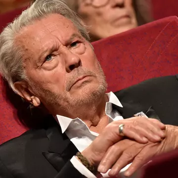Starea lui Alain Delon, mai gravă decât s-a crezut inițial. "Durere difuză permanentă. Risc de sinucidere major!" Prin ce trece legendarul actor