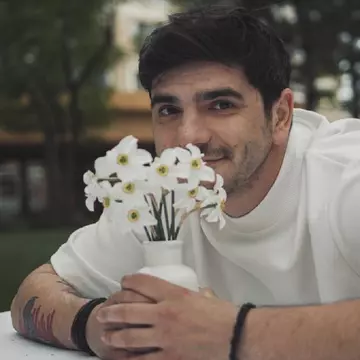 Cine este iubita lui Alex Bogdan. Actorul din "Tati part-time", care a fost cuplat cu Grațiela Duban, are o parteneră mai tânără cu 11 ani