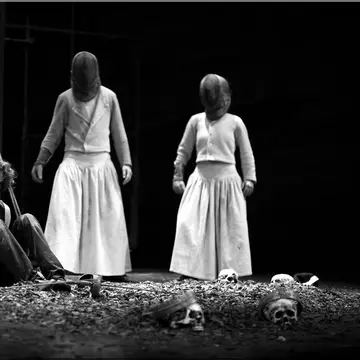 Două femei din Cluj au mâncat shaorma "cu de toate" în timpul unei piese de teatru. Reacția actorului de pe scenă