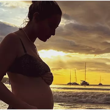 Laura Cosoi este însărcinată pentru a patra oară, la 42 de ani. Prima imagine cu burtica de gravidă