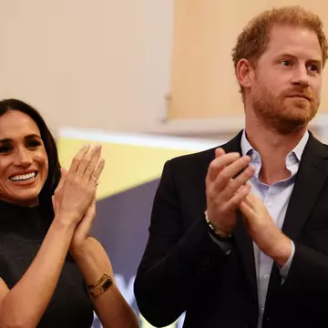 Meghan Markle și Prințul Harry, apariție surpriză pe covorul roșu. Rochia cu care ducesa a făcut furori la premiera filmului „Bob Marley”