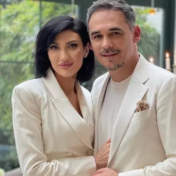 Răzvan Simion își răsfață iubita. A dus-o  unde s-a filmat o producție celebră: „Ce bine se colorează și 2024!”