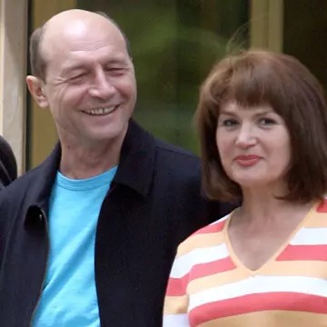 Cum arăta Traian Băsescu la nunta cu Maria Băsescu. Imagini de colecție cu fostul președinte și soția sa în urmă cu aproape 50 de ani