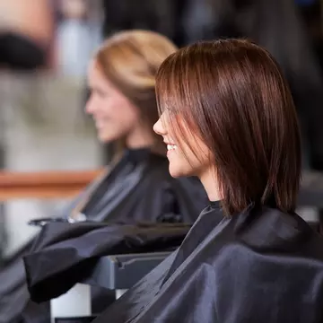 3 tunsori care îți subțiază fața și te fac să pari mai suplă. Hairstylist: "Este un truc grozav pentru femei!"