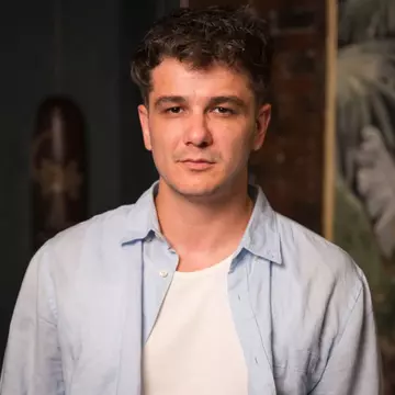 Vlad Drăgulin dezvăluie care este actorul care lasă cel mai mare bacșiș. Detalii din culisele filmului „Klaus și Barroso” / Exclusiv