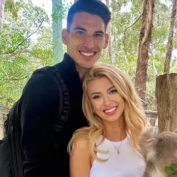 Andreea Bălan se prezintă "Cornea" în deplasările cu iubitul ei. Artista îi poartă cu mândrie numele în actele personale