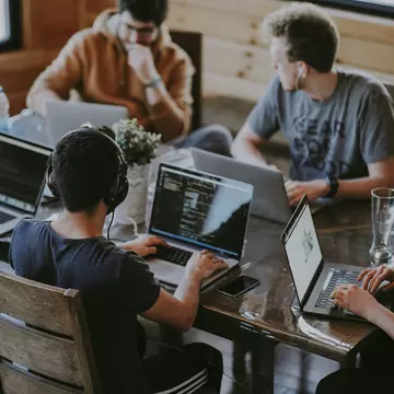 Sondaj eJobs: 81% dintre angajatori au în plan extinderea echipei, în 2024. Specialiștii și candidații entry level vor fi cei mai căutați anul acesta. Aproape jumătate dintre angajatori au bugetat creșteri salariale